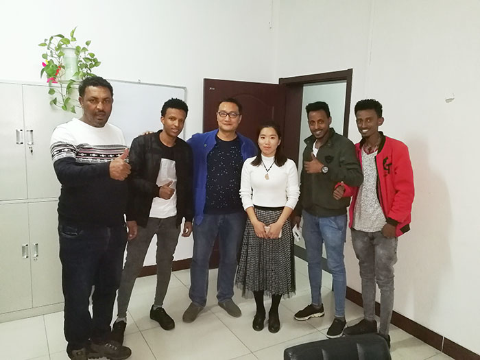 济南硬汉视频下载官网下载免费观看国外客户到厂验收试验机设备