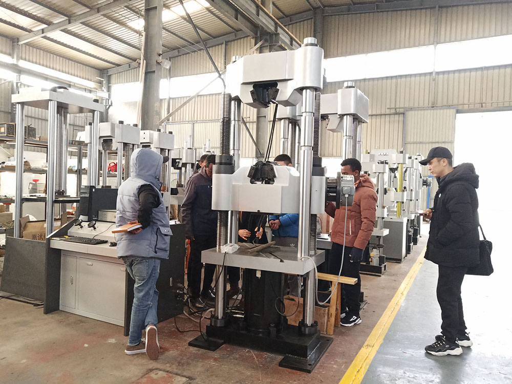 印尼客户到济南硬汉视频下载官网下载免费观看工厂考察订购试验机设备