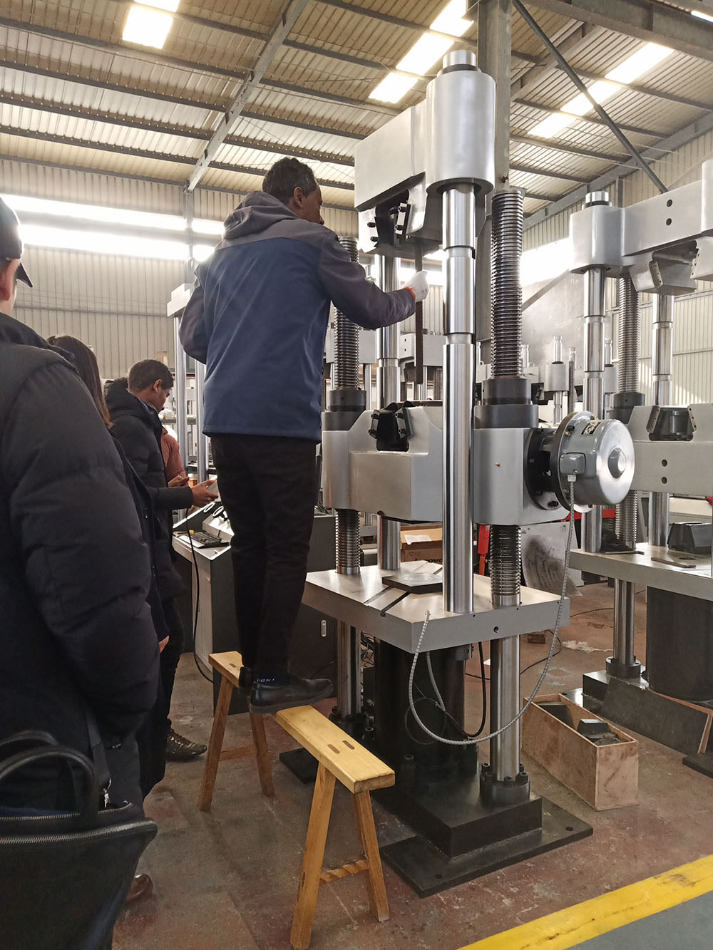 印尼客户到济南硬汉视频下载官网下载免费观看工厂考察订购试验机设备