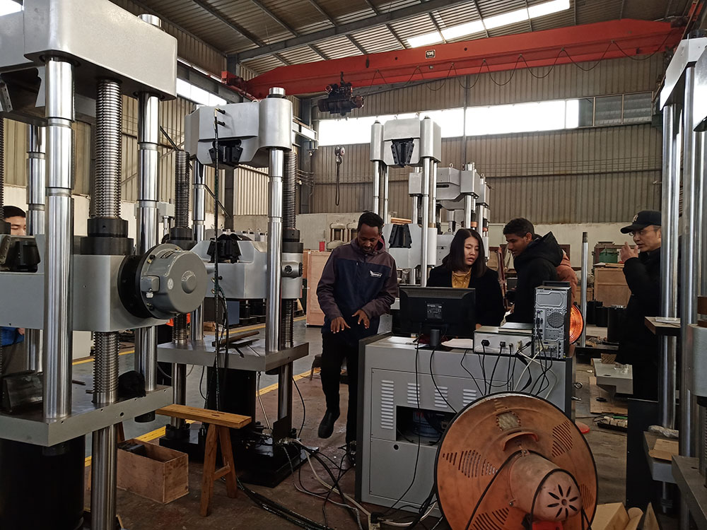 印尼客户到济南硬汉视频下载官网下载免费观看工厂考察订购试验机设备