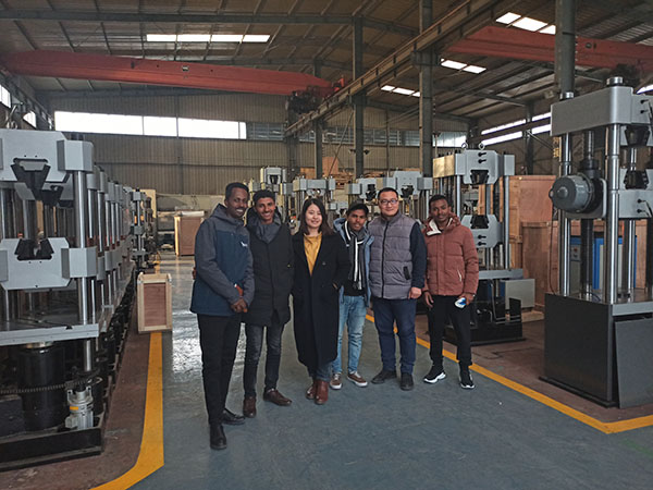 印尼客户到济南硬汉视频下载官网下载免费观看工厂考察订购试验机设备